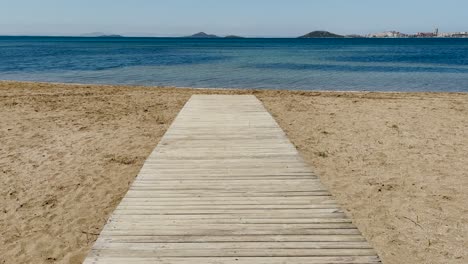 La-Manga-Del-Mar-Menor-In-Murcia-Spanien-Mittelmeerstrand-Ruhiges-Wasser-Ohne-Passanten-Durchsichtiges-Wasser-Sonniger-Tag