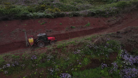 Seitlicher-Drohnenschuss-über-Traktorspritzen,-Kartoffelplantagen