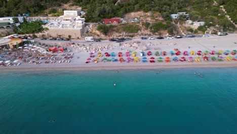 Schöner-Strand-Mit-Bars-Und-Sonnenschirmen-In-Der-Nähe-Von-Türkisfarbenem-Meerwasser-An-Der-Mittelmeerküste-Albaniens