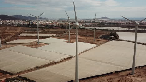 Fantastische-Allgemeine-Drohnenansicht-Von-Windkraftanlagen-In-Einem-Windpark-Auf-Der-Insel-Gran-Canaria,-Kanarische-Inseln