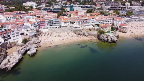 Luftaufnahme-Des-Wunderschönen-Rainha-Strandes-In-Cascais,-Portugal