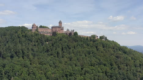 Luftaufnahme-Bergauf-Mit-Einer-Renovierten-Mittelalterlichen-Burg-Im-Elsass-In-Frankreich