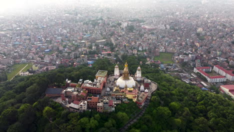 Toma-Cinematográfica-Ascendente-Del-Templo-De-Los-Monos-En-Katmandú,-Nepal