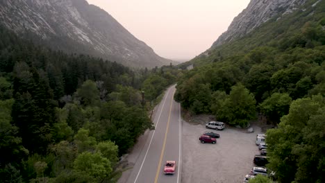 Convertible-Rojo-Conduciendo-Por-La-Hermosa-Carretera-Del-Cañón-De-Montaña-En-Utah---Antena