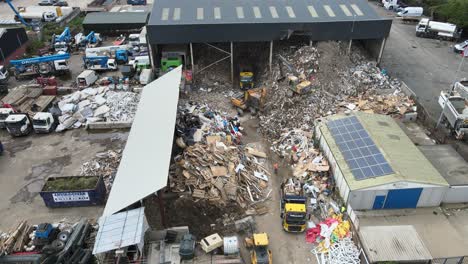 Luftaufnahmen-Der-Recyclinganlage-Essex-UK-Überspringen-Sie-Lastwagen,-Die-Müll-Entladen