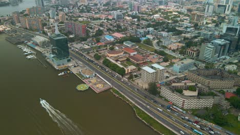 Tráfico-Y-Paisaje-Urbano-Del-Puente-Falomo,-La-Facultad-De-Derecho-De-Lagos-Y-La-Torre-Del-Centro-Cívico-En-Lagos,-Nigeria
