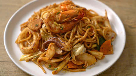 Gebratene-Tom-Yum-Meeresfrüchte,-Getrocknete-Spaghetti---Fusion-Food-Stil