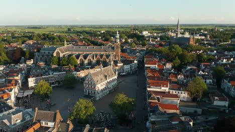 Aerial-View-Of-The-Old-Town-Hall-At-The-Market-Square-In-Gouda-City,-South-Holland