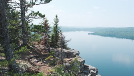 Beautiful-cliff-Vista-overlooking-a-calm-lake-in-the-Boundary-Waters-Canoe-Area-Wilderness