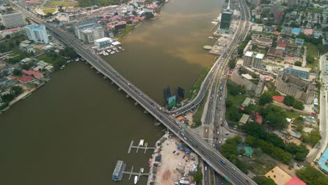 Verkehr-Und-Stadtbild-Von-Victoria-Island,-Lagos,-Nigeria-Mit-Falomo-Bridge,-Lagos-Law-School-Und-Dem-Civic-Center-Tower