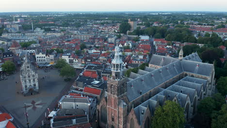 Gotisches-Äußeres-Der-Kirche-Sint-Janskerk-In-Der-Nähe-Des-Marktplatzes-In-Gouda,-Südholland,-Niederlande