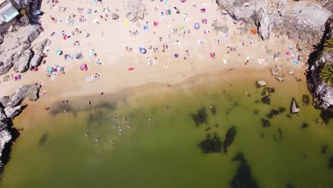 Luftaufnahme-Von-Oben-Nach-Unten-Absteigender-Schuss-Von-Rainha-Beach-In-Cascais,-Portugal
