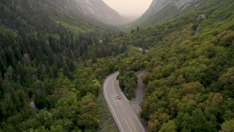 Auto-Auf-Epischem-Road-Trip-Im-Wunderschönen-Bergtal-In-Utah---Luftdrohne