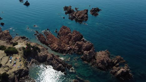 Luftbild-Einer-Natürlichen-Küstenstrandfelsen-sandbucht-Auf-Der-Touristischen-Ferieninsel-Sardinien-In-Italien-Mit-Sonne,-Klarem-Blauem-Türkis-Und-Ruhigem-Wasser-In-Der-Nähe-Von-Capo-Testa