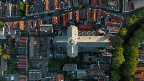 Vista-Superior-De-La-Iglesia-Gouwekerk-En-La-Orilla-Del-Río-Gouwe-En-Gouda,-Países-Bajos