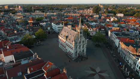 Aerial-View-Of-The-Market-Square-In-Gouda-With-The-Iconic-15th-Century-Town-Hall-In-South-Holland,-Netherlands