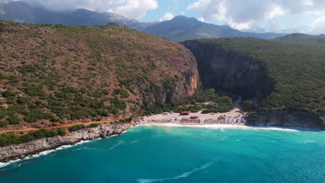 Costa-Panorámica-Del-Mediterráneo-En-Albania-Con-Playas-Vírgenes-Y-Agua-De-Mar-Turquesa-Limpia