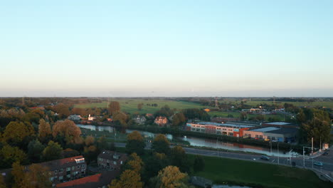 Panorama-De-Un-Paisaje-Acuático-Tranquilo-Del-Río-Gouwe-En-La-Zona-Rural-De-Gouda,-Países-Bajos