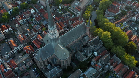 Famosa-Atracción-Turística-De-La-Catedral-De-Gouwekerk-Cerca-Del-Río-Gouwe-En-Gouda,-Holanda-Del-Sur