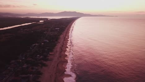 Vista-Panorámica-De-La-Hermosa-Playa-Y-El-Océano-Al-Atardecer,-Montaña-En-Segundo-Plano-En-Acapulco-México