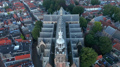 Vista-Superior-De-La-Estructura-Gótica-De-Sint-Janskerk-En-El-Paisaje-Urbano-De-Gouda,-Países-Bajos