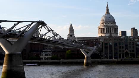 Timelapse-of-St-Paul's-Cathedral-and-the-Millennium-Bridge-With-People-Walking-Across-and-Boats-Going-Underneath-on-the-River-Thames,-London,-England
