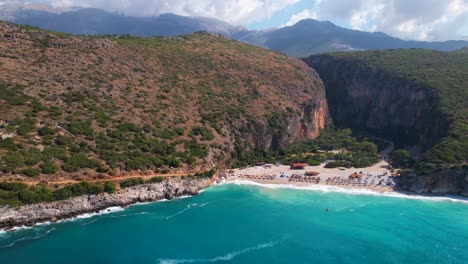 Playa-Paradisíaca-De-Gjipe-En-La-Costa-Albanesa-En-Una-Bahía-Remota-Bañada-Por-Agua-De-Mar-Turquesa-Limpia