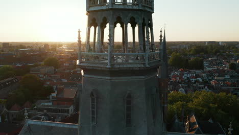 Luftaufnahme-Des-Turms-Der-Historischen-Gouwekerk-In-Der-Abenddämmerung-In-Gouda,-Südholland,-Niederlande