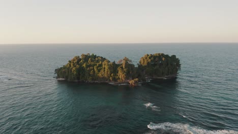 Luftbild-Mit-Tropischer-Grüner-Insel-Im-Karibischen-Meer-Bei-Sonnenuntergang