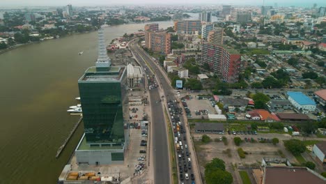 Verkehr-Und-Stadtbild-Der-Falomo-brücke,-Der-Lagos-Law-School-Und-Des-Civic-Center-Tower-In-Lagos,-Nigeria