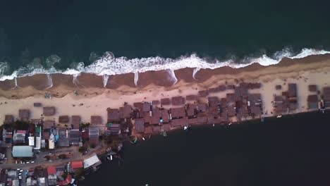 Drohne-Weitwinkelplanansicht-Der-Ländlichen-Stadt-Acapulco-Am-Küstendorf-In-Mexiko