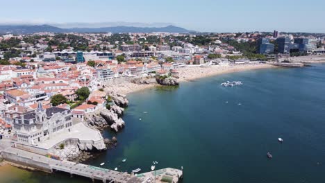 Luftumlaufaufnahme-Von-Rainha-Beach-Und-Der-Gesamten-Bucht-Von-Cascais,-Portugal