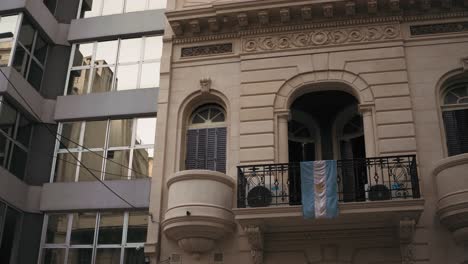 Flagge-Von-Argentinien-Hängt-Vom-Balkon-Eines-Hauses-Im-Neoklassizistischen-Stil