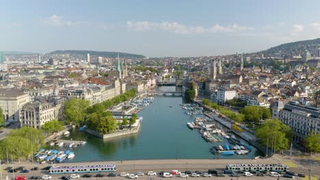 Filmische-Einspielung-Von-Bussen,-Die-Die-Brücke-In-Zürich,-Schweiz,-überqueren