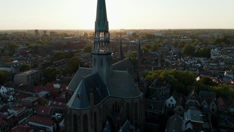 Brillante-Puesta-De-Sol-En-El-Paisaje-Urbano-De-Gouda-Con-La-Histórica-Iglesia-De-Gouwekerk-En-Holanda-Del-Sur,-Países-Bajos