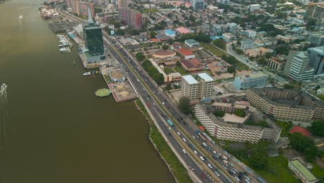 Verkehr-Und-Stadtbild-Der-Falomo-brücke,-Der-Lagos-Law-School-Und-Des-Civic-Center-Tower-In-Lagos,-Nigeria