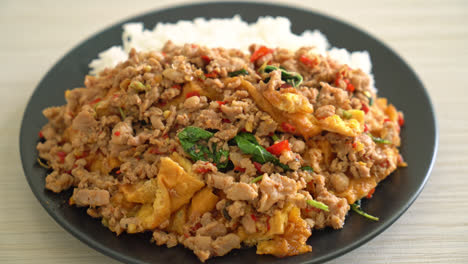 Gebratenes-Schweinehackfleisch-Mit-Basilikum-Und-Ei-Auf-Reis---Asiatische-Küche
