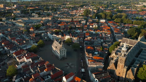 Ayuntamiento-Histórico-Rodeado-De-Edificios-Medievales-En-La-Ciudad-De-Gouda,-Holanda-Del-Sur