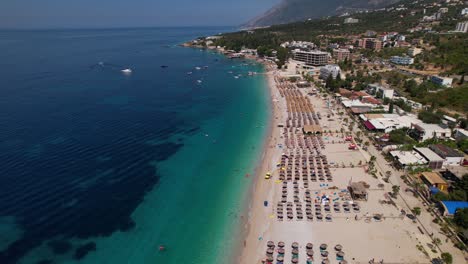 Sommerurlaub-In-Albanien-Mit-Wunderschönen-Großen-Stränden-Und-Sauberem-Türkisblauem-Meerwasser