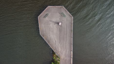 Narrow-pier-seen-from-above