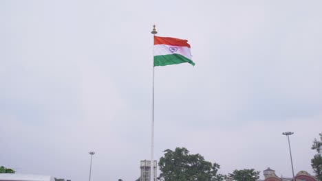 Die-Flagge-Von-Indien-Fliegt-In-Der-Luft