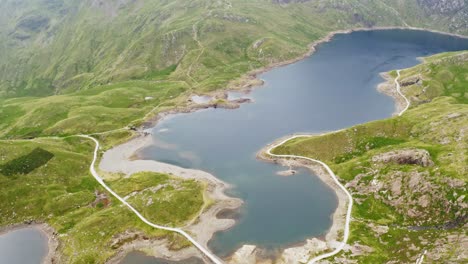 Sobrevuelo-Cinematográfico-Del-Lago-Brittany-Lake-En-El-Parque-Nacional-De-Snowdon-Gales