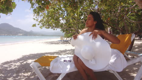 Lateinisches-Mädchen-Entspannt-Sich-Auf-Sonnenliege-Im-Schatten-Tropischer-Strandbäume-Im-Playa-Teco-Maimon-Resort