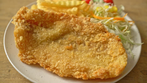 Gebratenes-Fischfilet-Und-Kartoffelchips-Mit-Minisalat