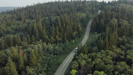 Camioneta-Que-Conduce-A-Través-Del-Paso-De-Montaña-Con-Bosque-De-Coníferas-Cerca-De-Saskatchewan,-Canadá