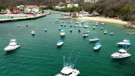 Muchos-Barcos-Flotando-En-La-Bahía-De-Huatulco