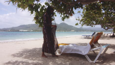Lateinisches-Mädchen-Am-Exotischen-Strand-Legt-Sich-Hin,-Um-Sich-Auszuruhen-Und-Auf-Einer-Liege-Im-Kühlen-Schatten-Eines-Baumes-Zu-Entspannen
