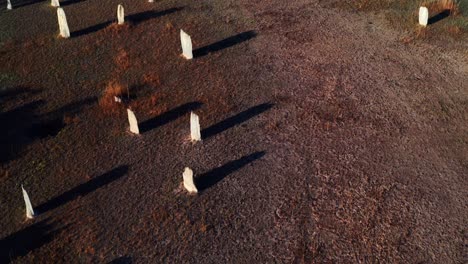 Sonnenlicht-Leuchtet-Durch-Magnetische-Termitenhügel-Bei-Sonnenuntergang-Im-Litchfield-National-Park,-Northern-Territory,-Australien