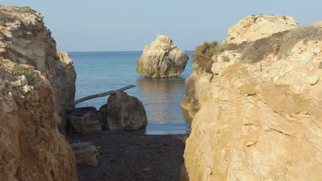 Pequeña-Playa-O-Cala-En-Medio-De-Rocas-Con-El-Hermoso-Sol-De-La-Mañana-En-Menorca