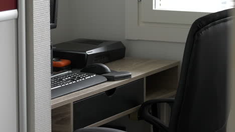 Sauberer-Schreibtisch-Im-Home-Office-Der-Mittelklasse,-Keine-Menschen,-Konzept-Der-Coronavirus-Pandemie